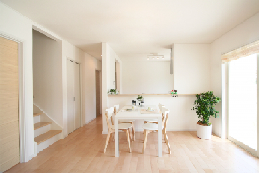 緑豊かな場所に建てられた一戸建てが写っています